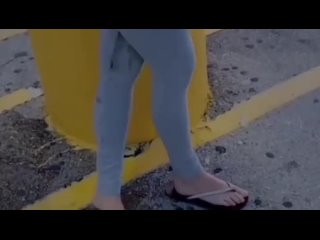 girl pees leggins in public mp4